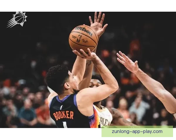 里程碑式悲情 布克生涯总得分突破一万八千仅次乔丹科比位列第三年轻得分后卫 里程碑式悲情 布克生涯总得分突破一万八千仅次乔丹科比位列第三年轻得分后卫